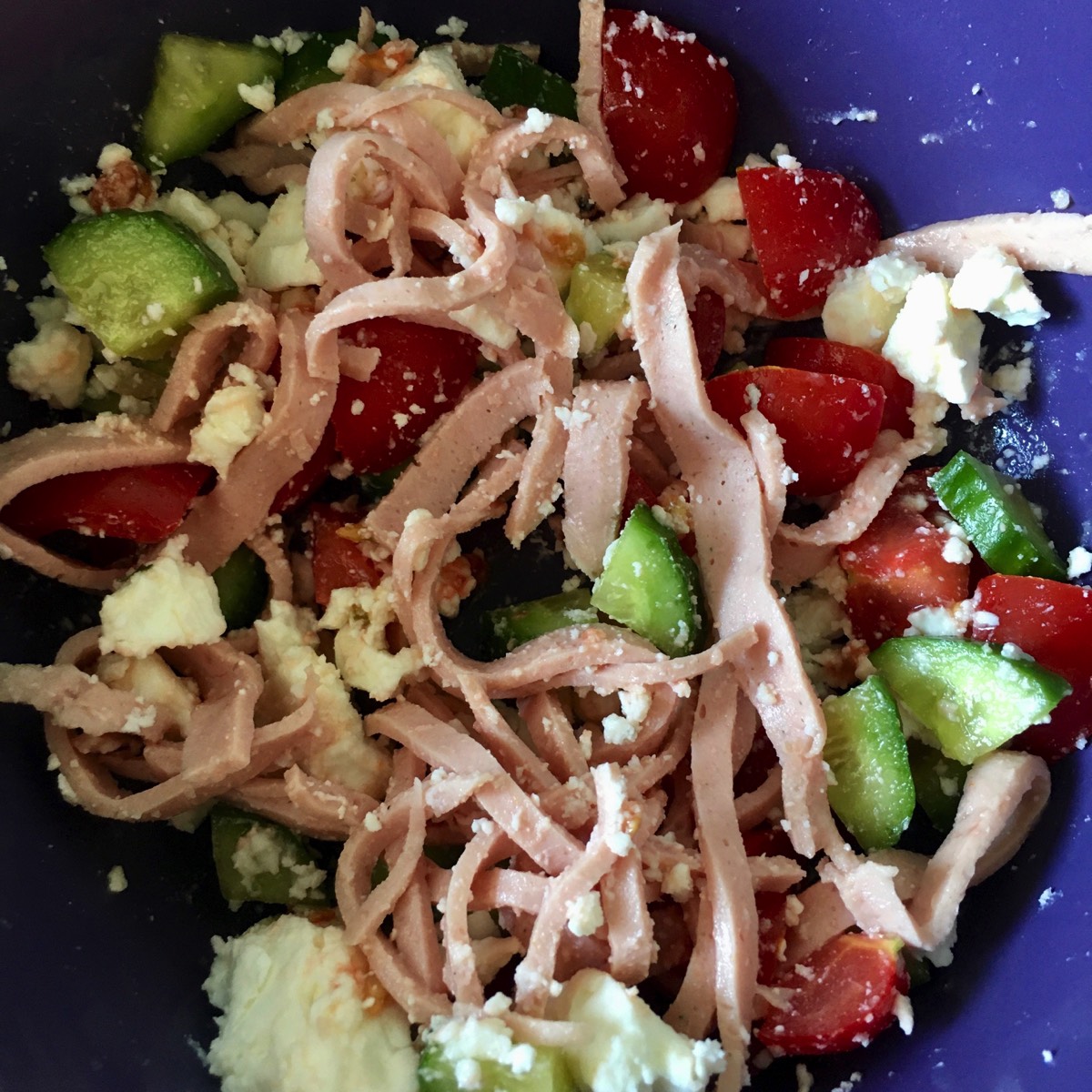 Sommer-Salat: Lyoner (Reichenbach), eingelegter Feta-Käse in Öl mit Peperoni und gemischten Oliven (Gemüse-Lädchen Umkirch), frische kleine Vesper-Gurke, Cocktail-Tomaten (geachtelt)